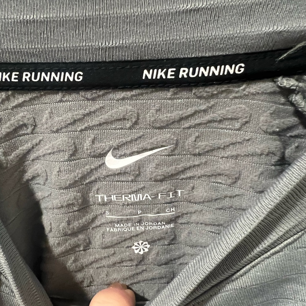 Women’s Nike therma fit shirt size small grey.